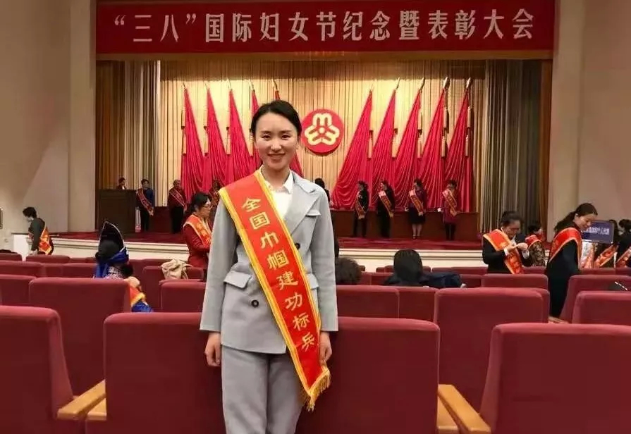 【重磅】总理两会期间“点名”霸屏美女 时代榜样催人奋进