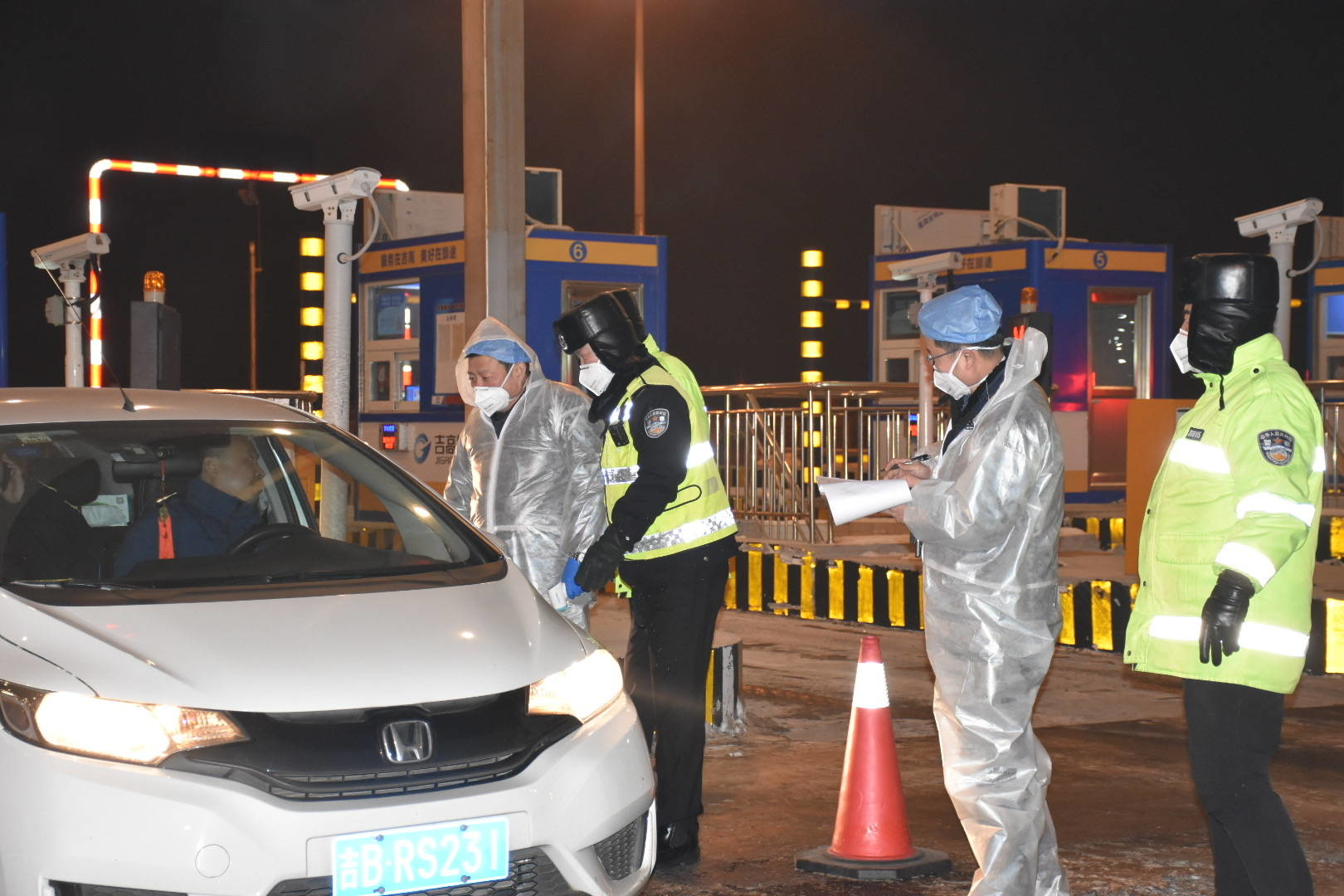 舒兰市设卡检查来往车辆人员 进行体温检测登记