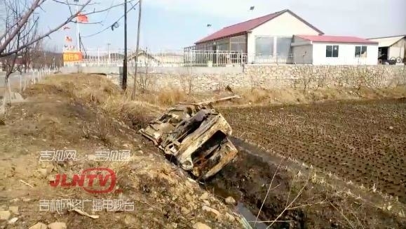 英雄就在身边！小车起火车主被困火中 男子奋勇冲上救援
