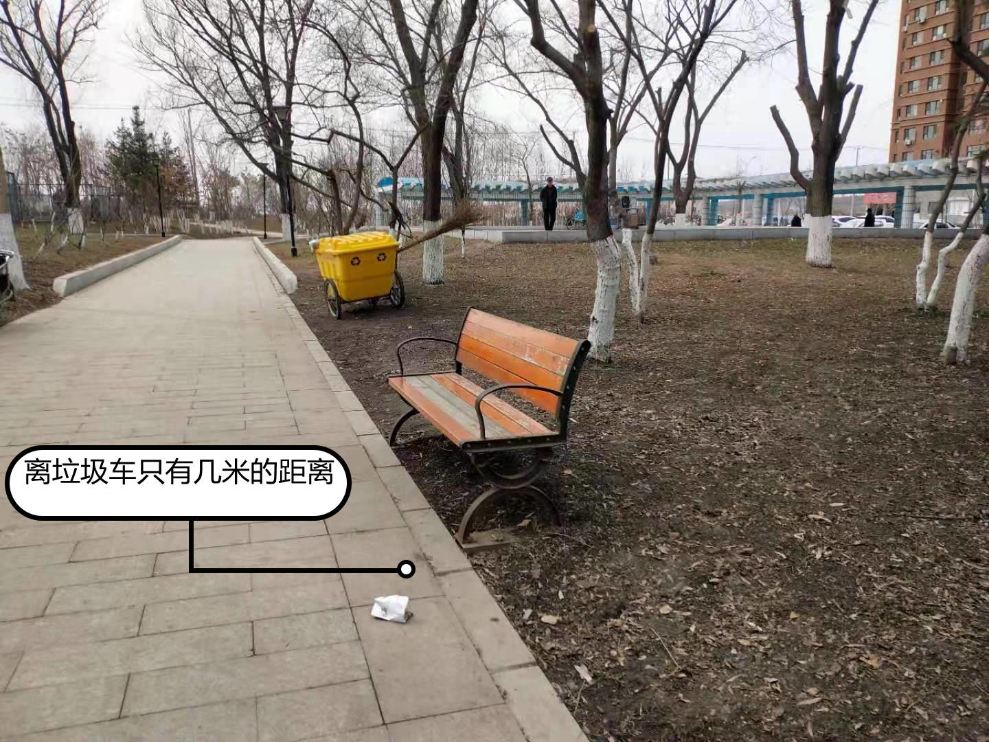 【曝光台】随手乱扔垃圾 影响城市环境