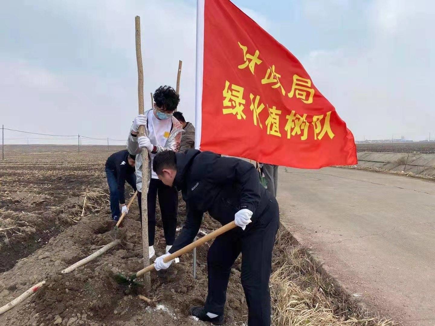 舒兰市财政局到法特镇开展植树活动