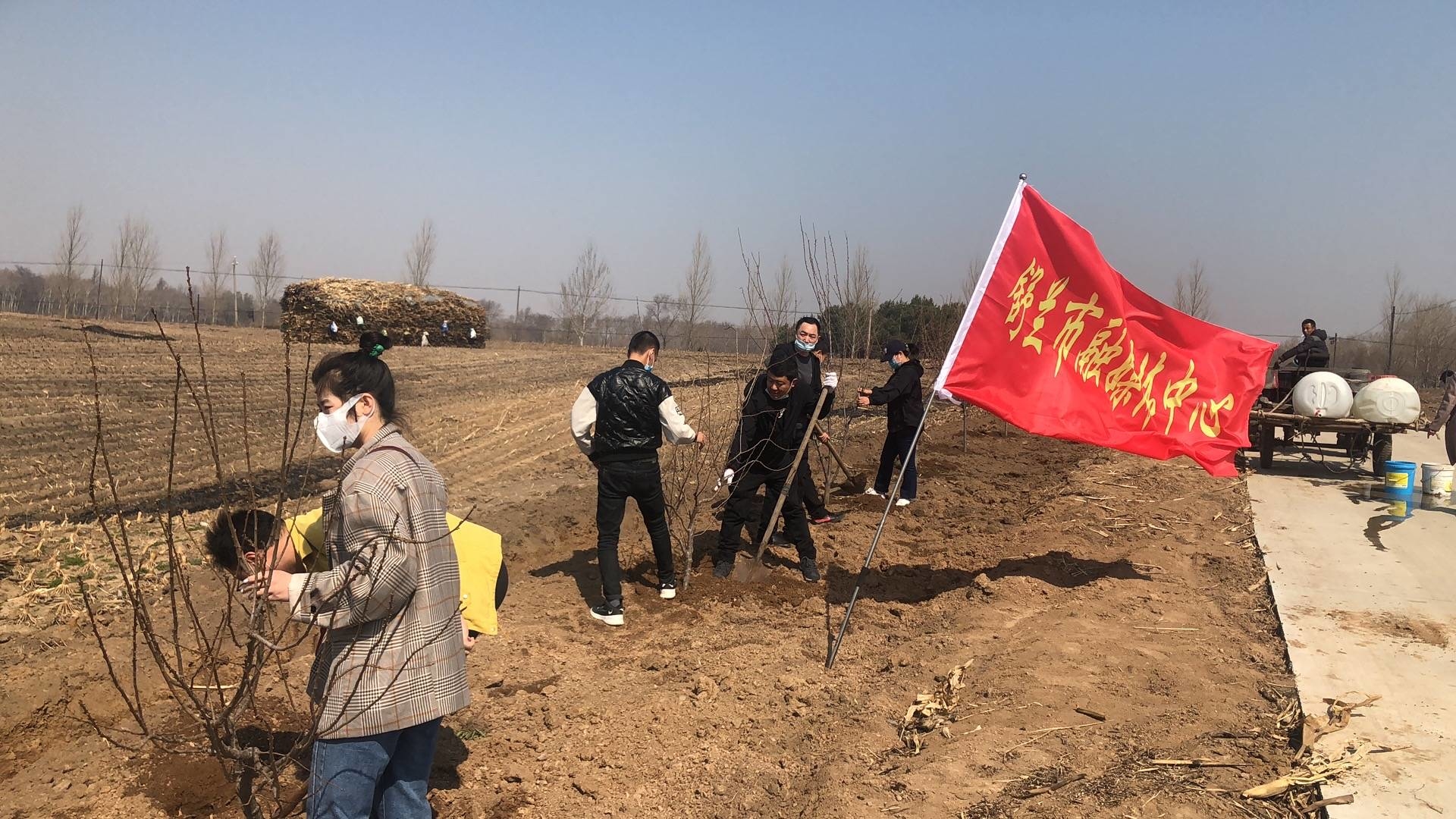 舒兰市融媒体中心开展植树绿化主题党日活动