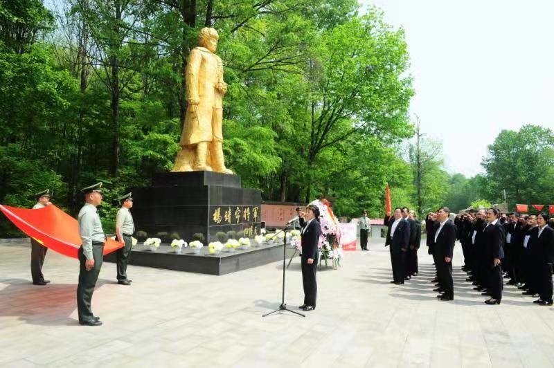 百年建党史  瞻仰祭英魂