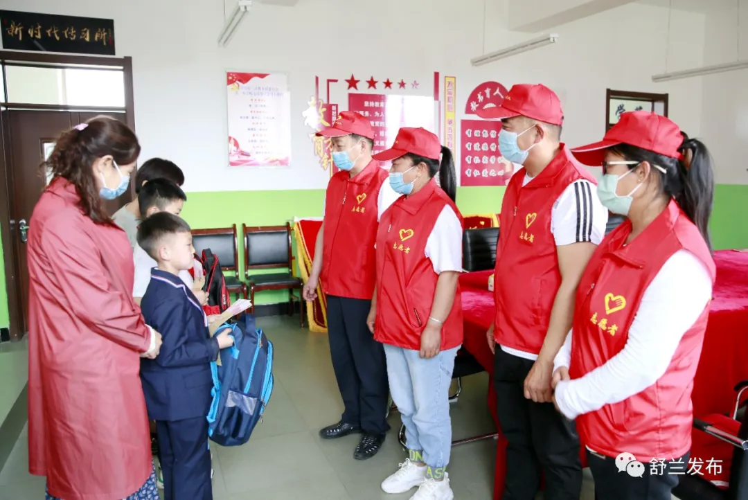 奉献爱心 温暖童心——阳光爱心车队志愿者爱心捐赠情暖贫困生