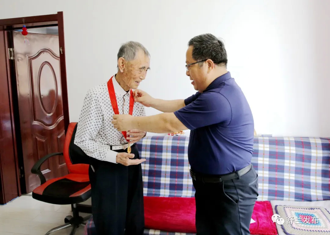 舒兰市政协主席张维吉“七一”前夕慰问老党员并检查“七边”环境卫生治理工作、指导乡镇换届工作