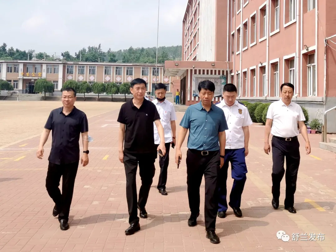 舒兰市领导督导检查校园消防安全和疫情防控工作