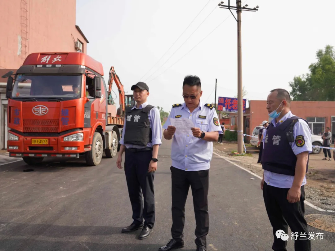 市城市管理行政执法局依法对农机综合楼西侧违规建筑实施强制拆除