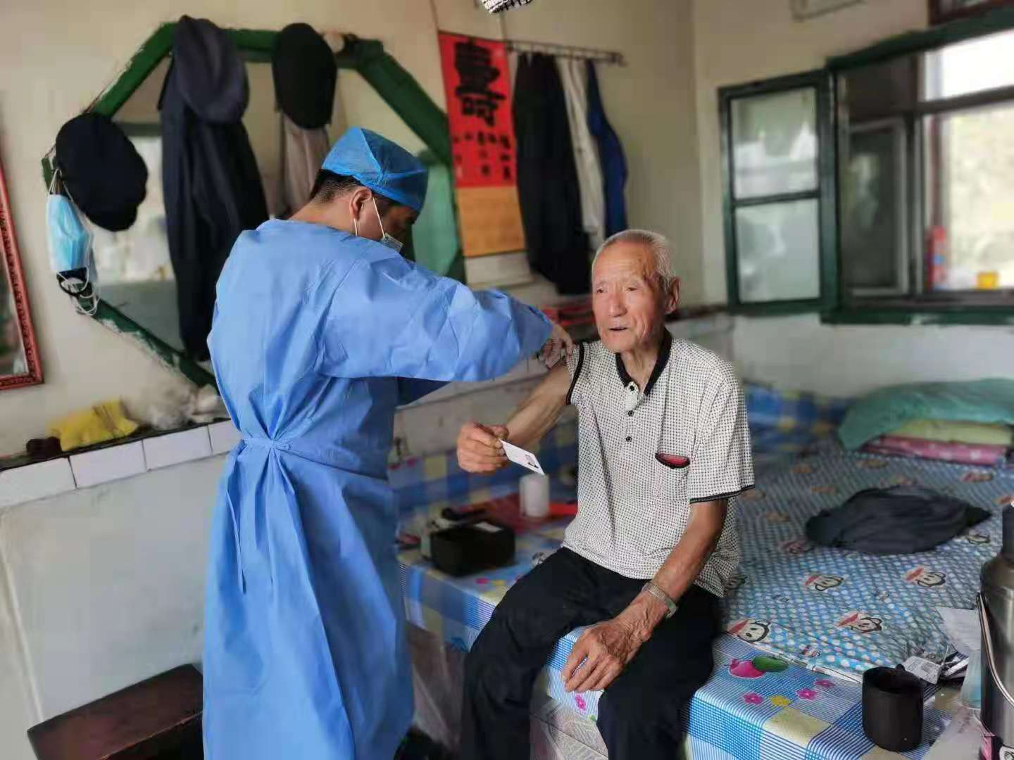 百岁老人主动接种疫苗 为疫情防控贡献&ldquo;一臂&rdquo;之力