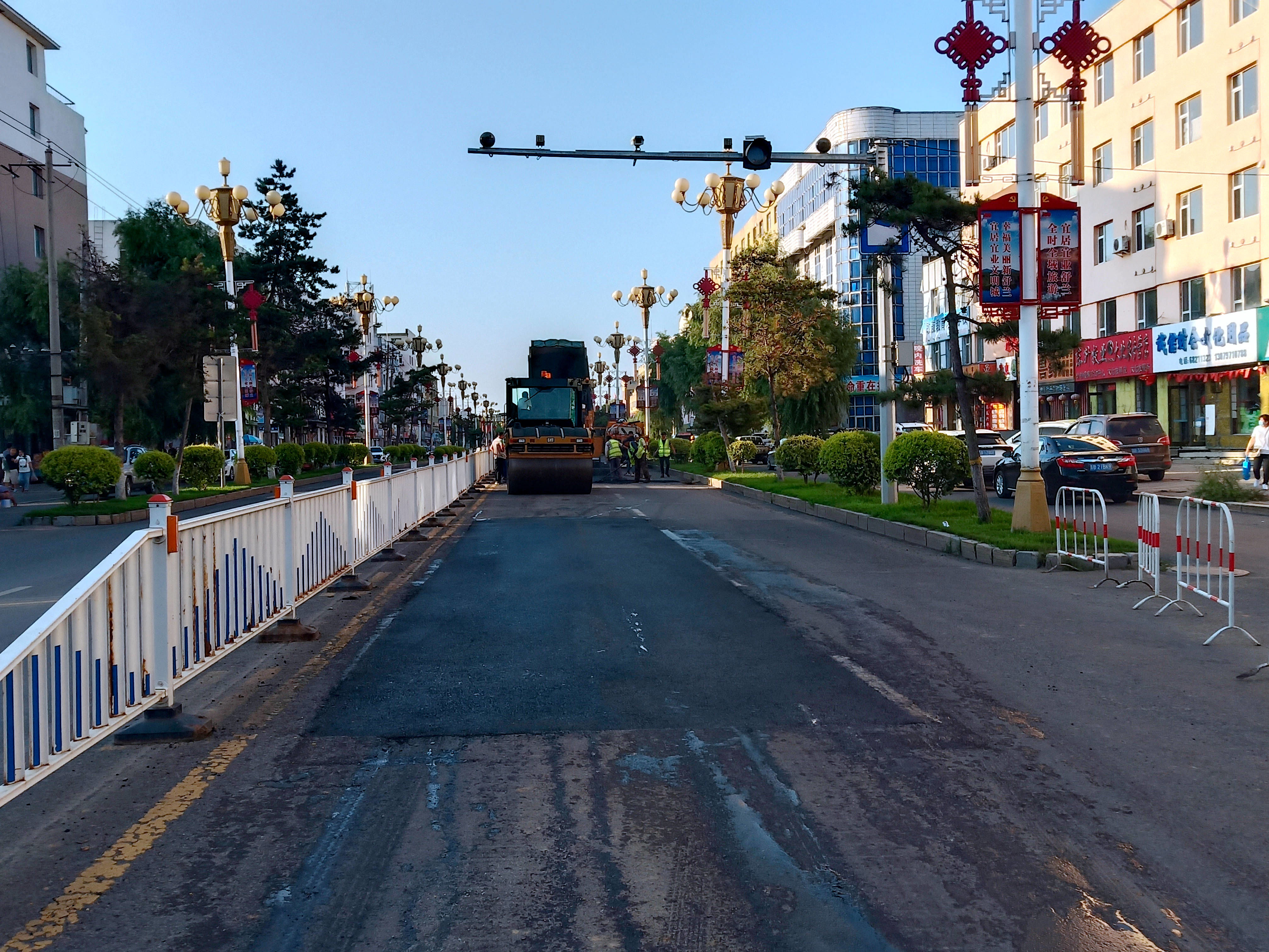 烈日炎炎补路忙