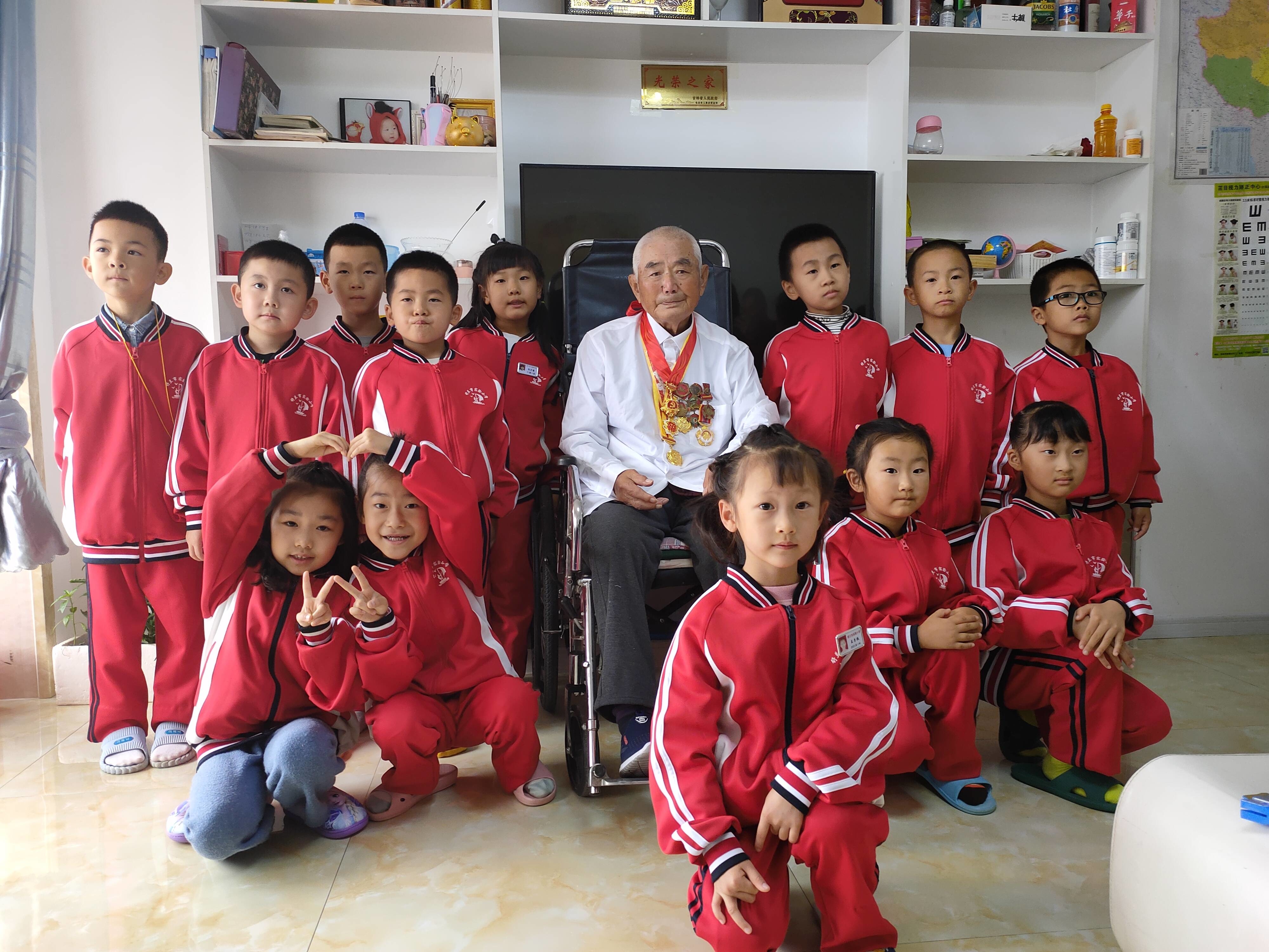 舒兰市实验小学开展国庆节双拥活动暨和抗美援朝英雄共度国庆活动