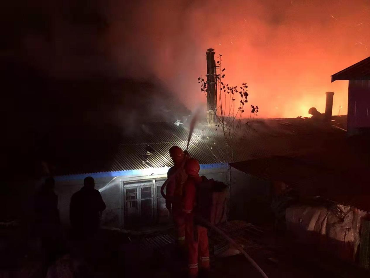 深夜商铺突发起火 森林消防员紧急救援