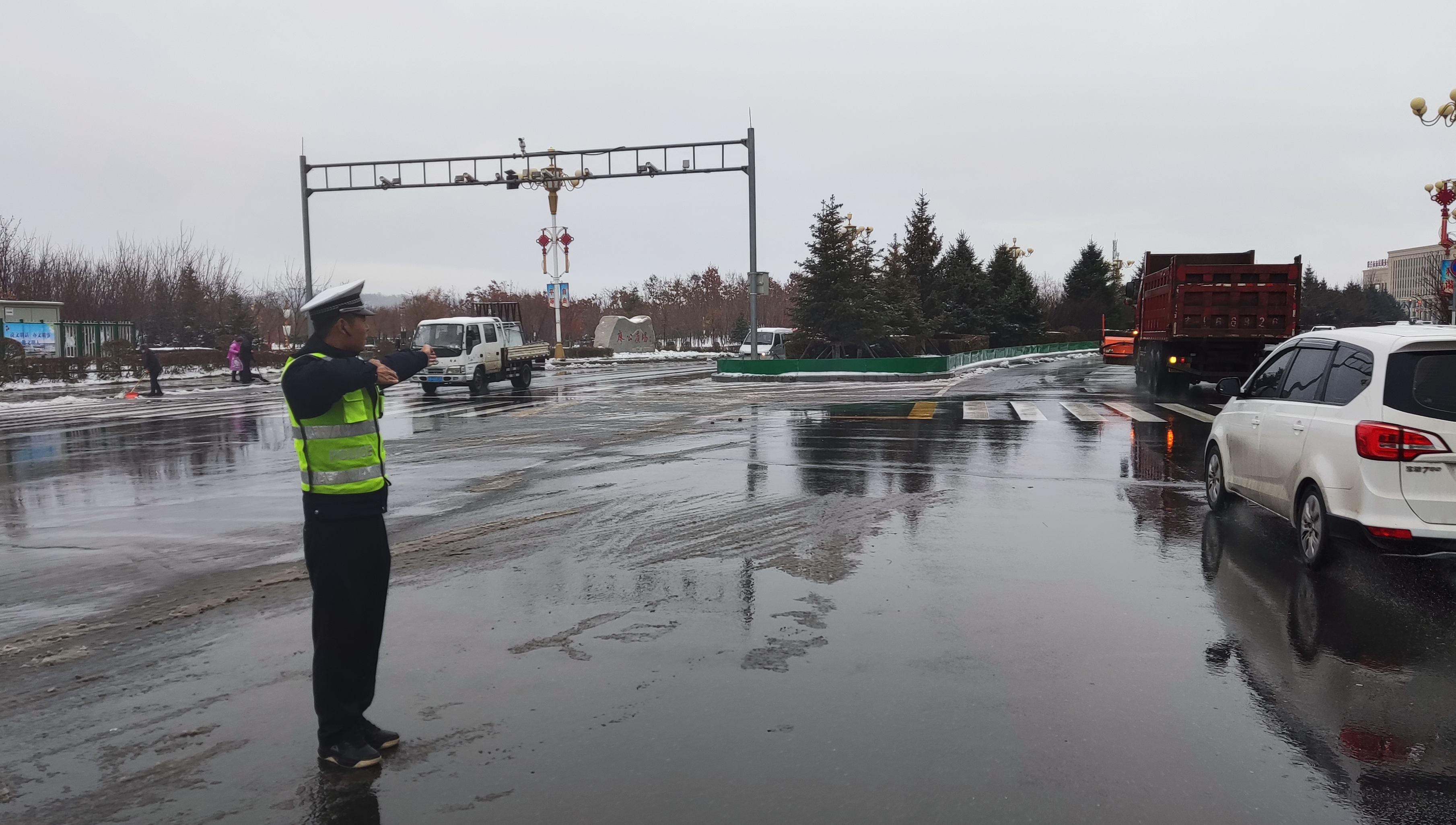 舒兰市交管大队雨雪执勤保平安