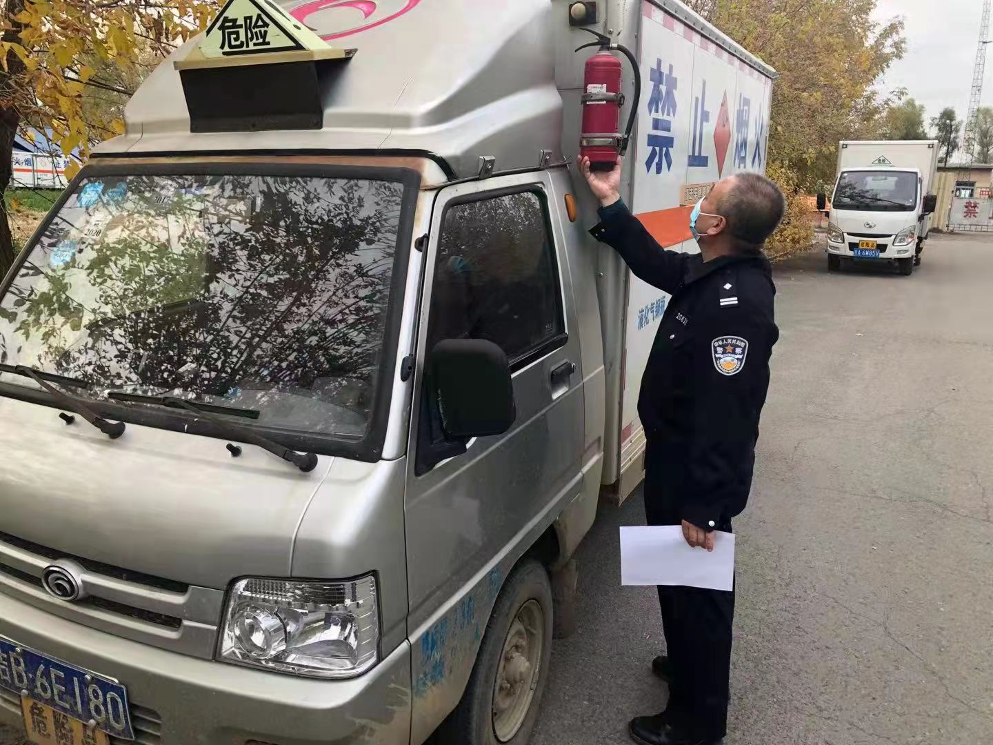 舒兰市交管大队深入危化品运输企业进行安全检查