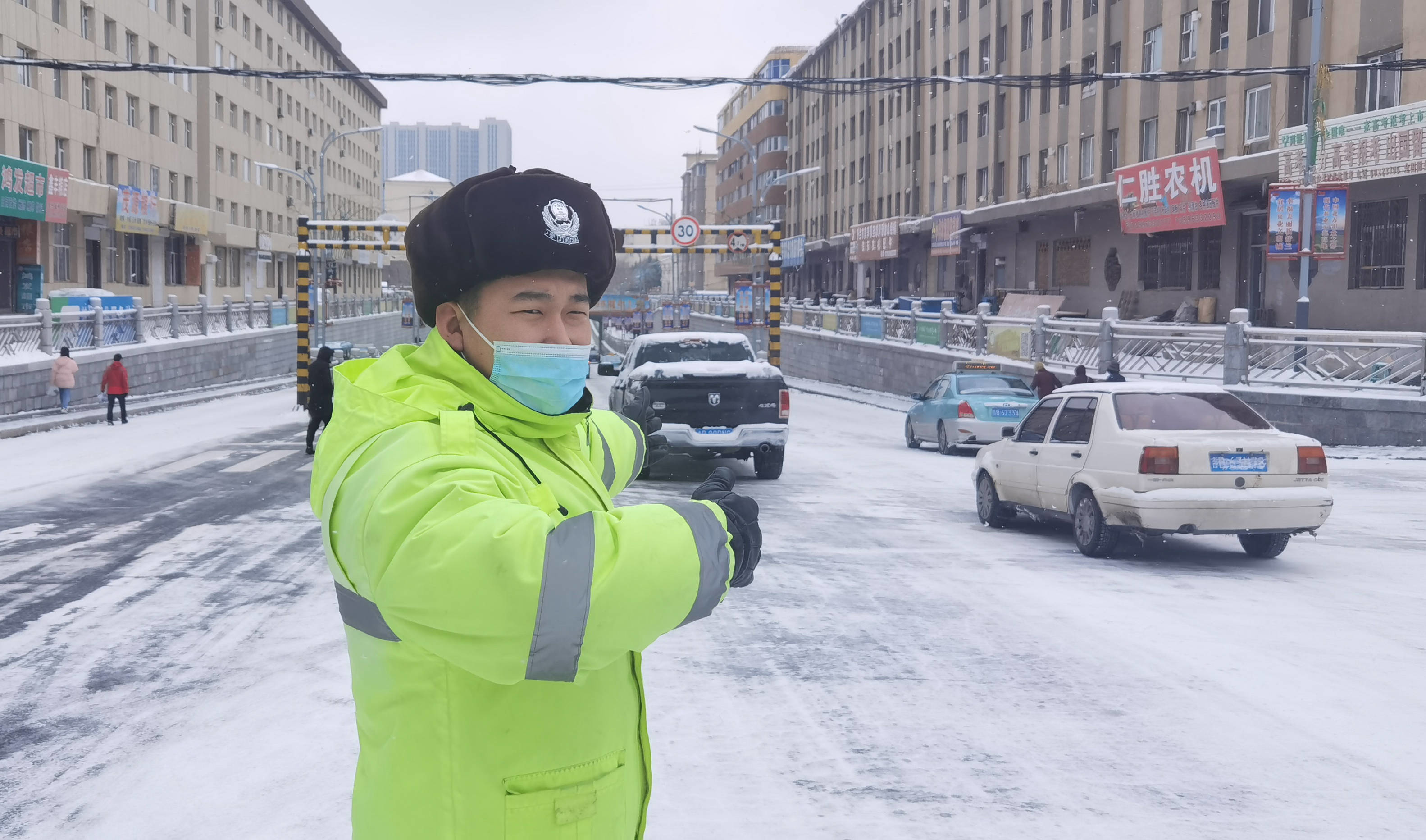 舒兰市交管大队全警奋战冰雪天气 确保道路交通安全