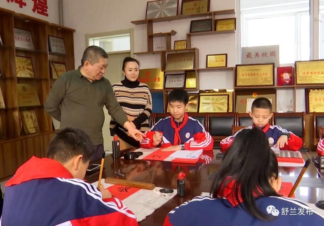 舒兰：书法名家进校园 泼墨挥毫送春联