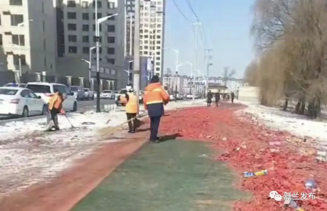 舒兰：爆竹声声响 环卫工人忙