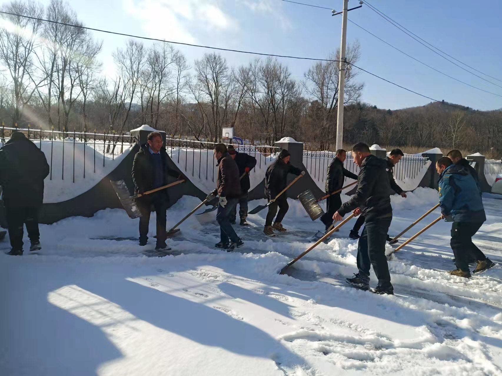 舒兰市青松林场新时代文明实践志愿者服务分队开展&ldquo;3.5&rdquo;学雷锋义务清雪活动