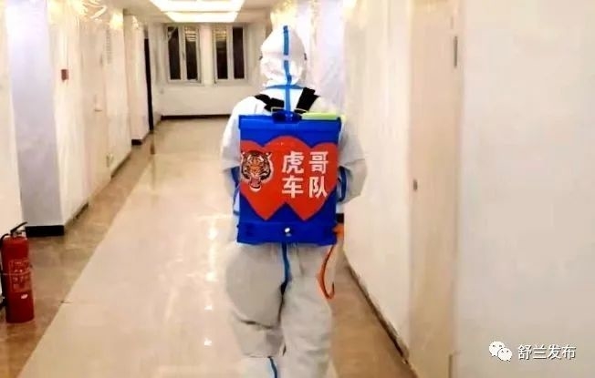战疫先锋丨虎哥消杀队：不分昼夜逆行出发 奋战险处彻底消杀