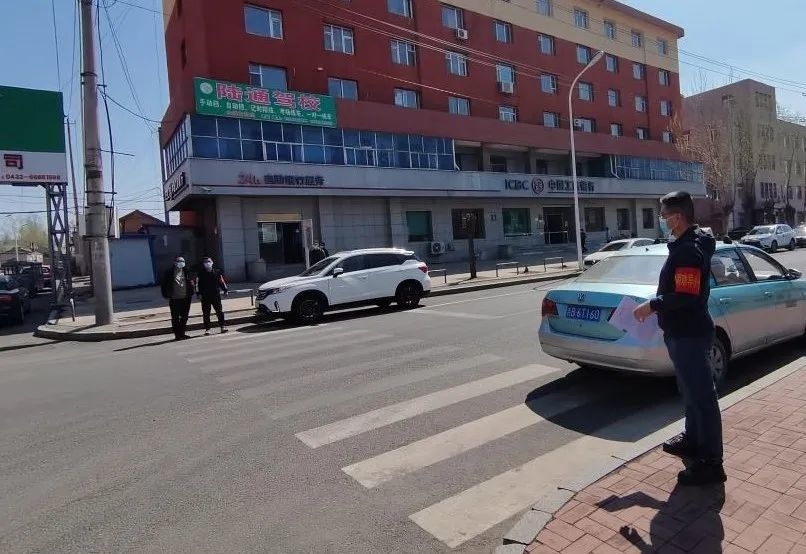 舒兰市政务服务局开展&ldquo;清洁公共环境 共建美好家园&rdquo;主题党日活动