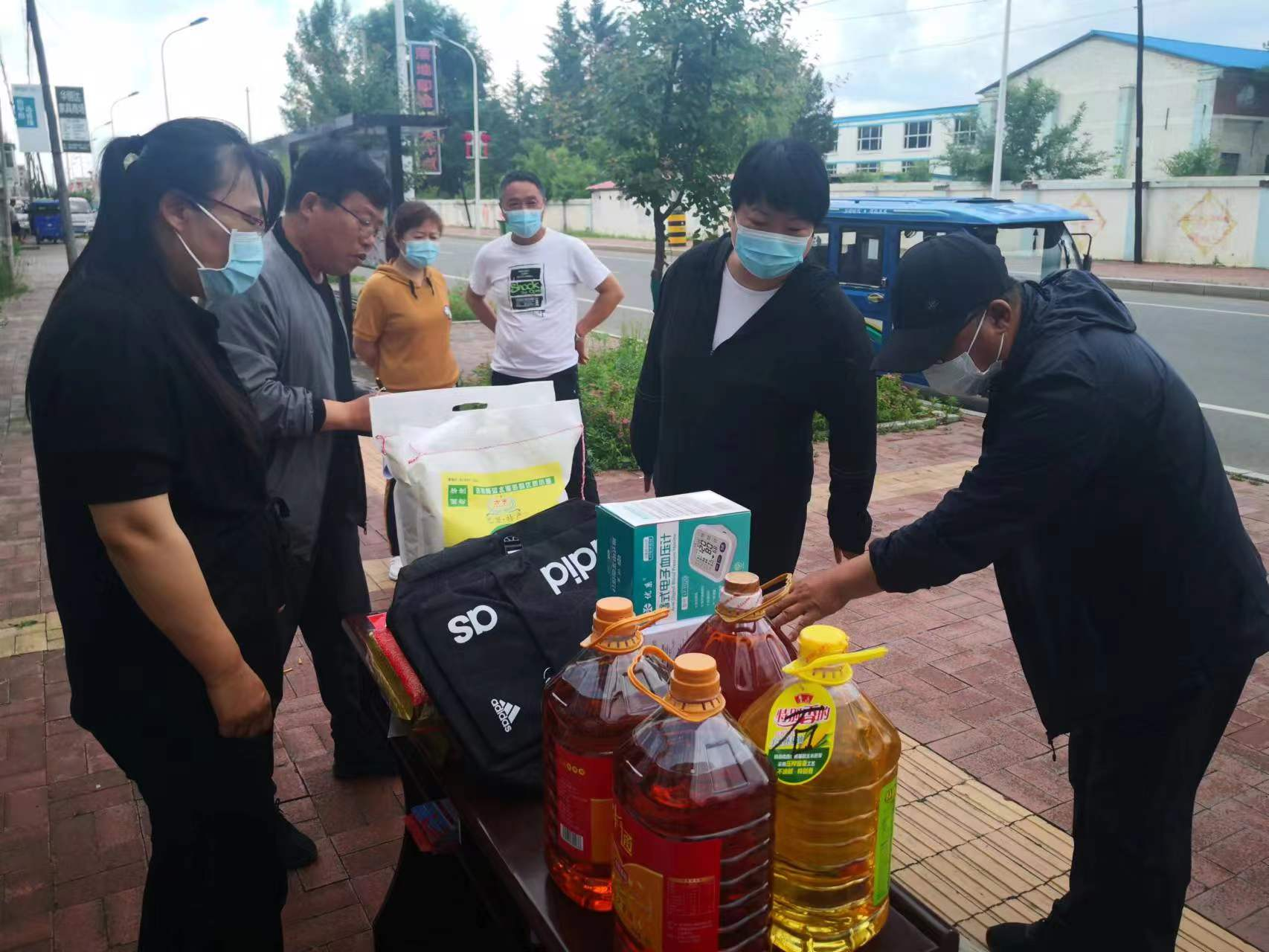 舒兰市委统战部开展下社区服务、圆梦微心愿活动