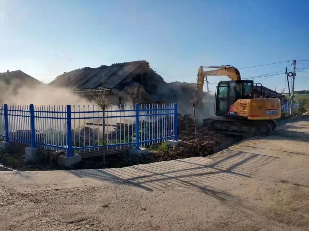 舒兰市水曲柳镇：拆危房 除隐患 全力改善农村人居环境