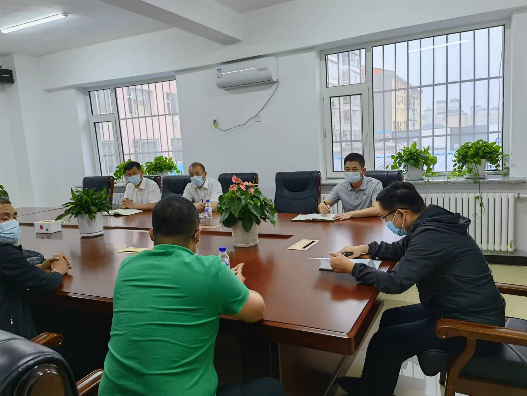 舒兰市委副书记、代市长陈雪松到市信访局接待信访群众