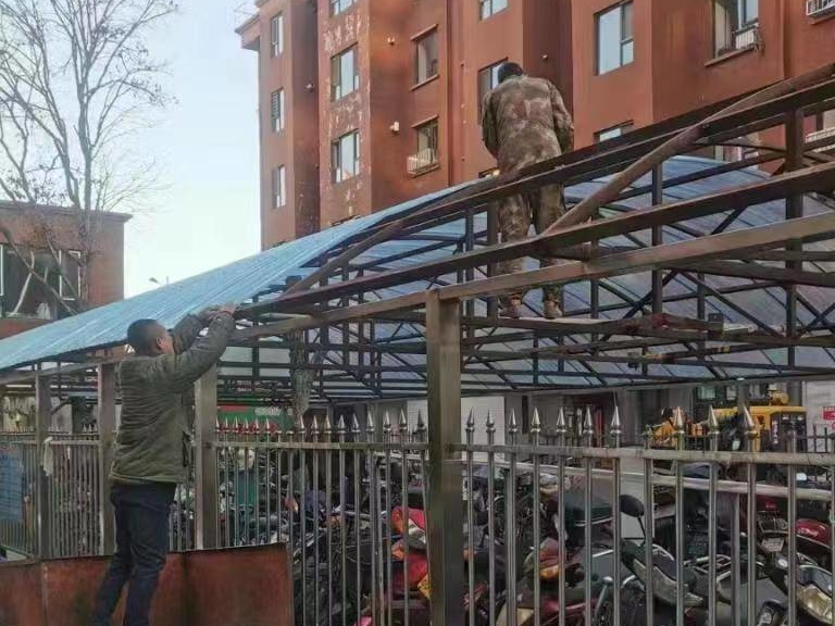 创城进行时丨舒兰市北城街道修建车棚解民忧