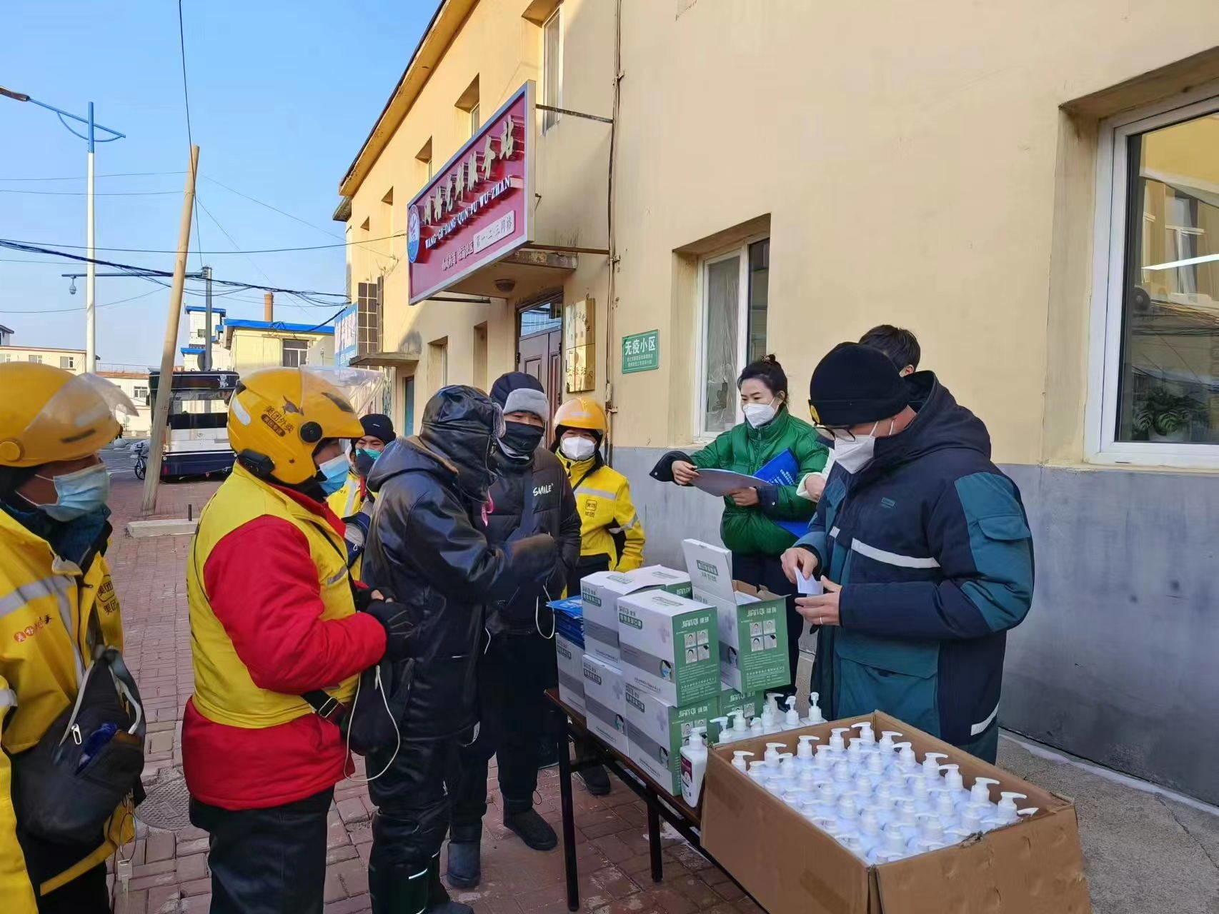 舒兰市委非公党工委两新党建办、市卫健局
为新业态新就业群体发放生活防控物资