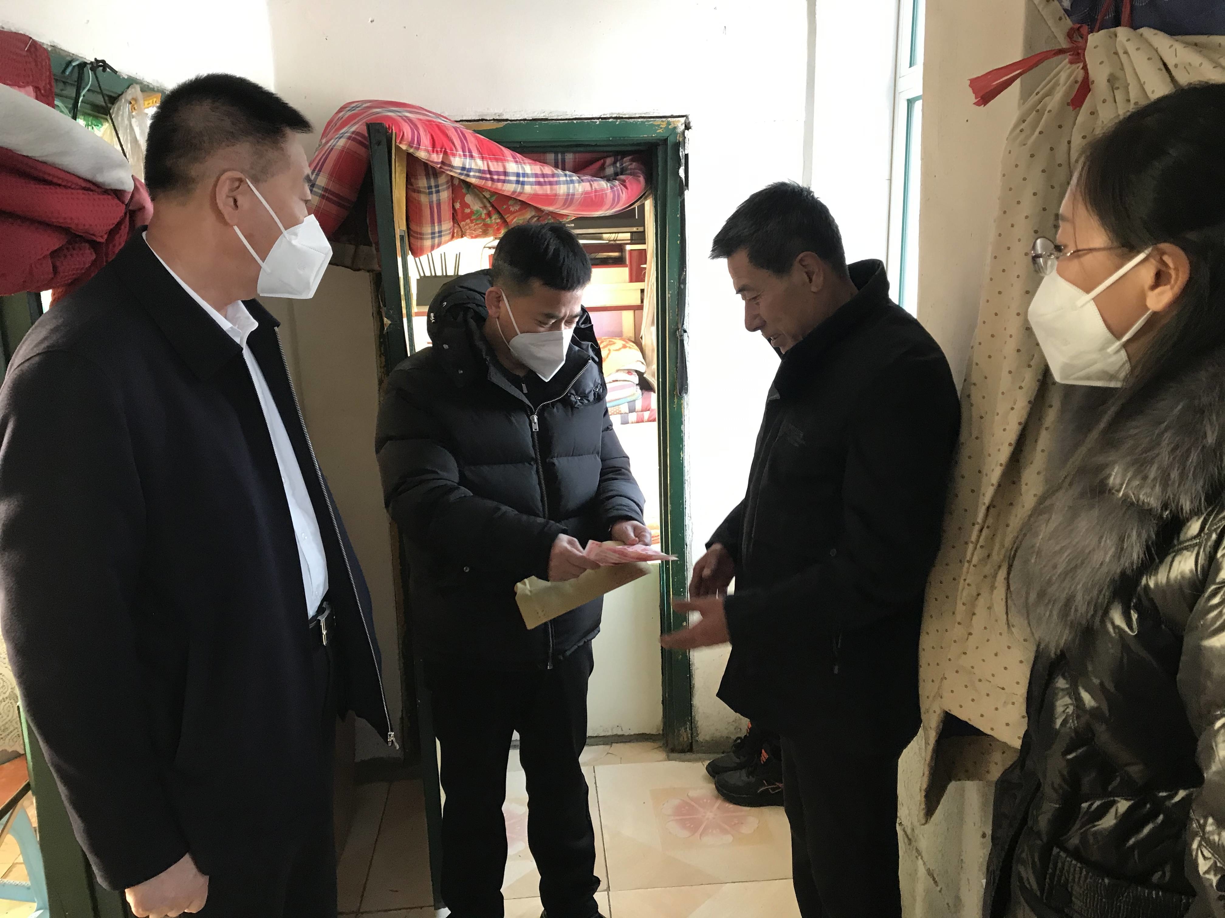 舒兰市林业局春节前走访慰问困难党员