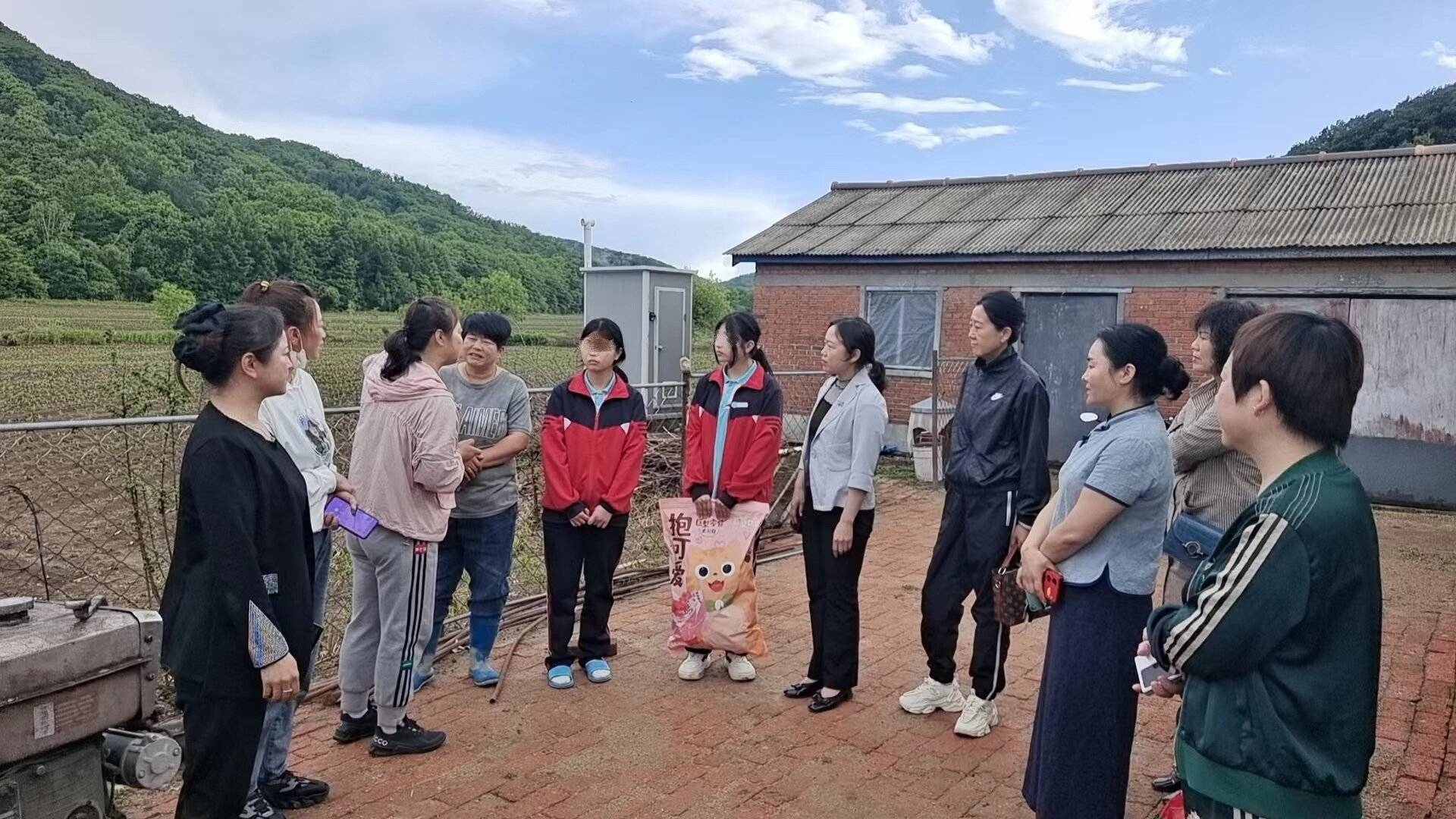 舒兰市妇联、市女企业家协会开展关爱孤儿活动