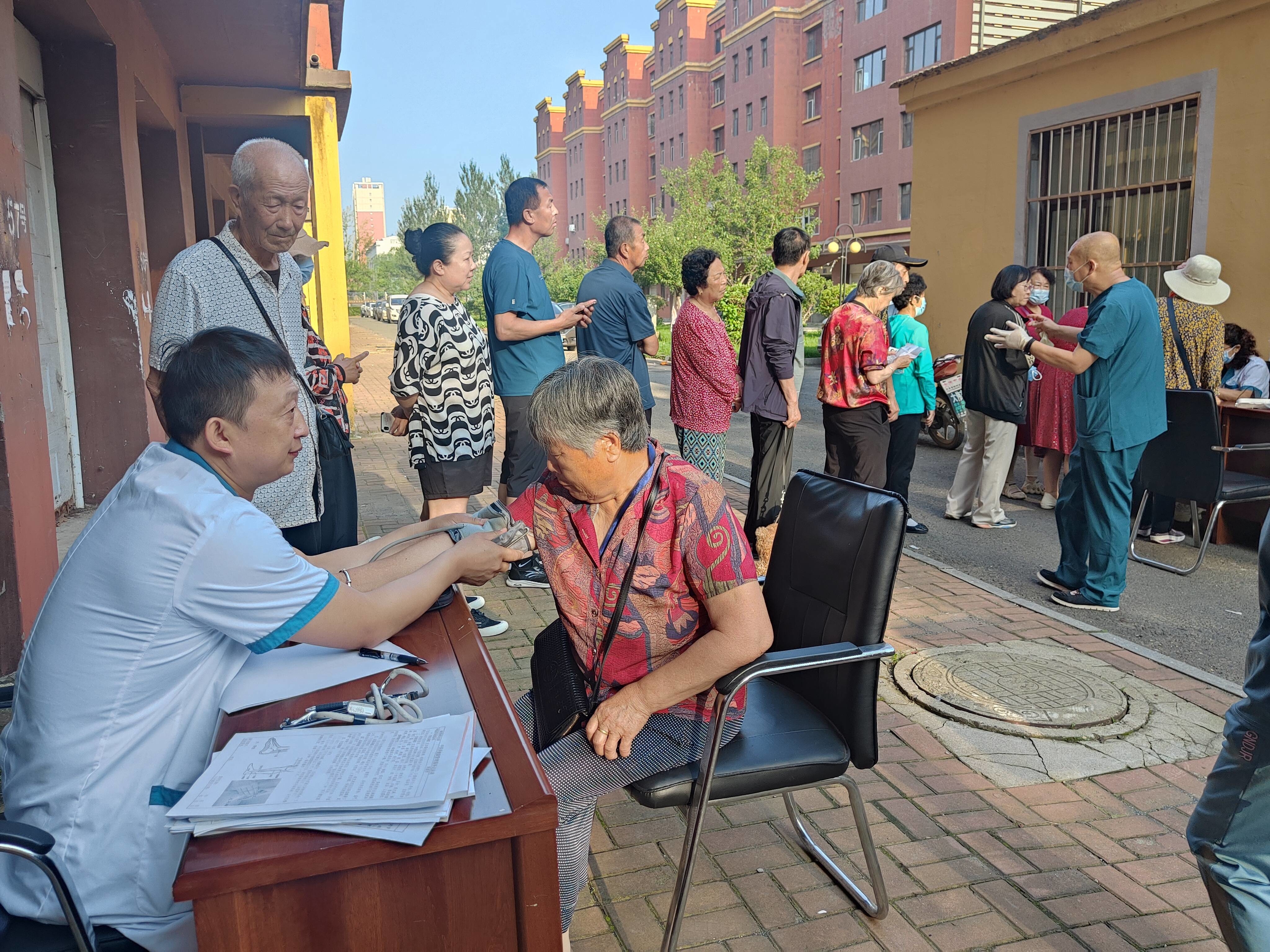 &ldquo;家门口&rdquo;党建丨舒兰市滨河街道泓林社区：炎炎夏日送健康  爱心义诊暖民心
