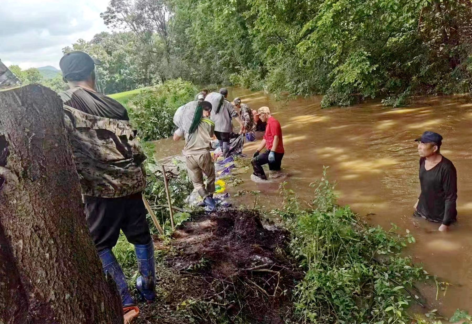 舒兰市新安乡：抢修水毁路桥 保障群众安全