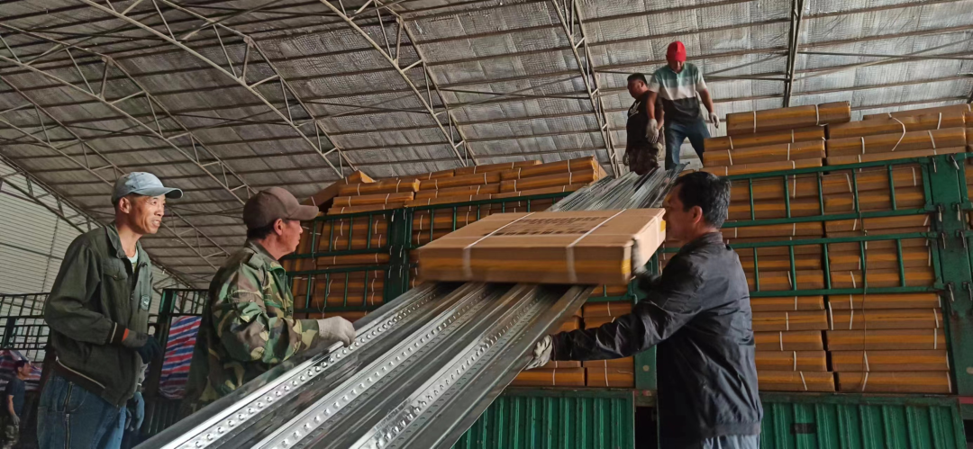 暖心！5卡车救灾物资运抵舒兰