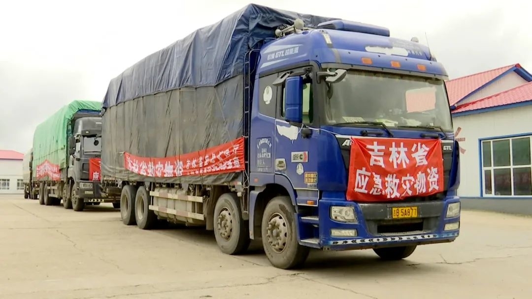 通化5卡车救灾物资运抵舒兰