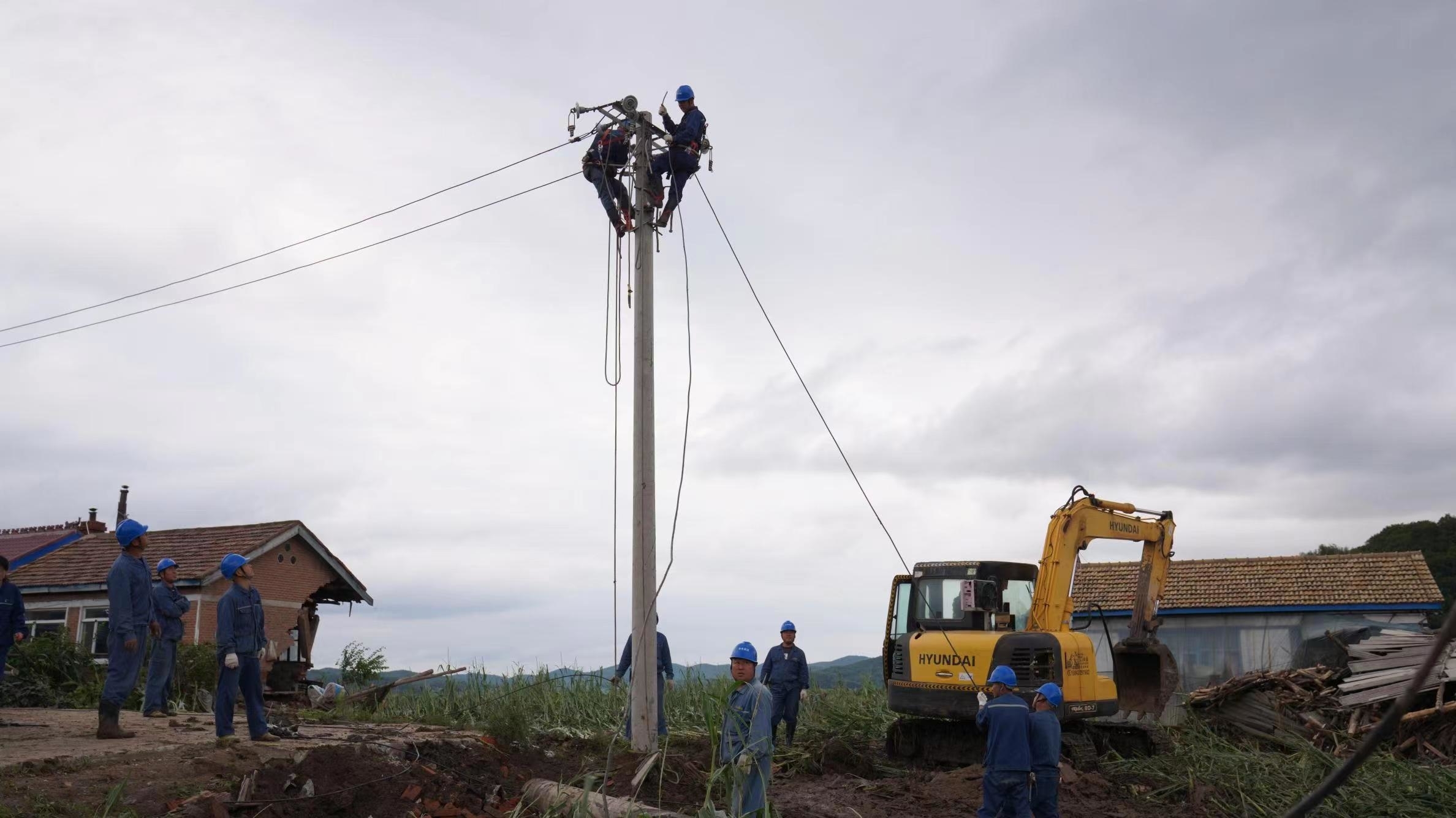 吉电集团全力开展灾后抢修复电工作