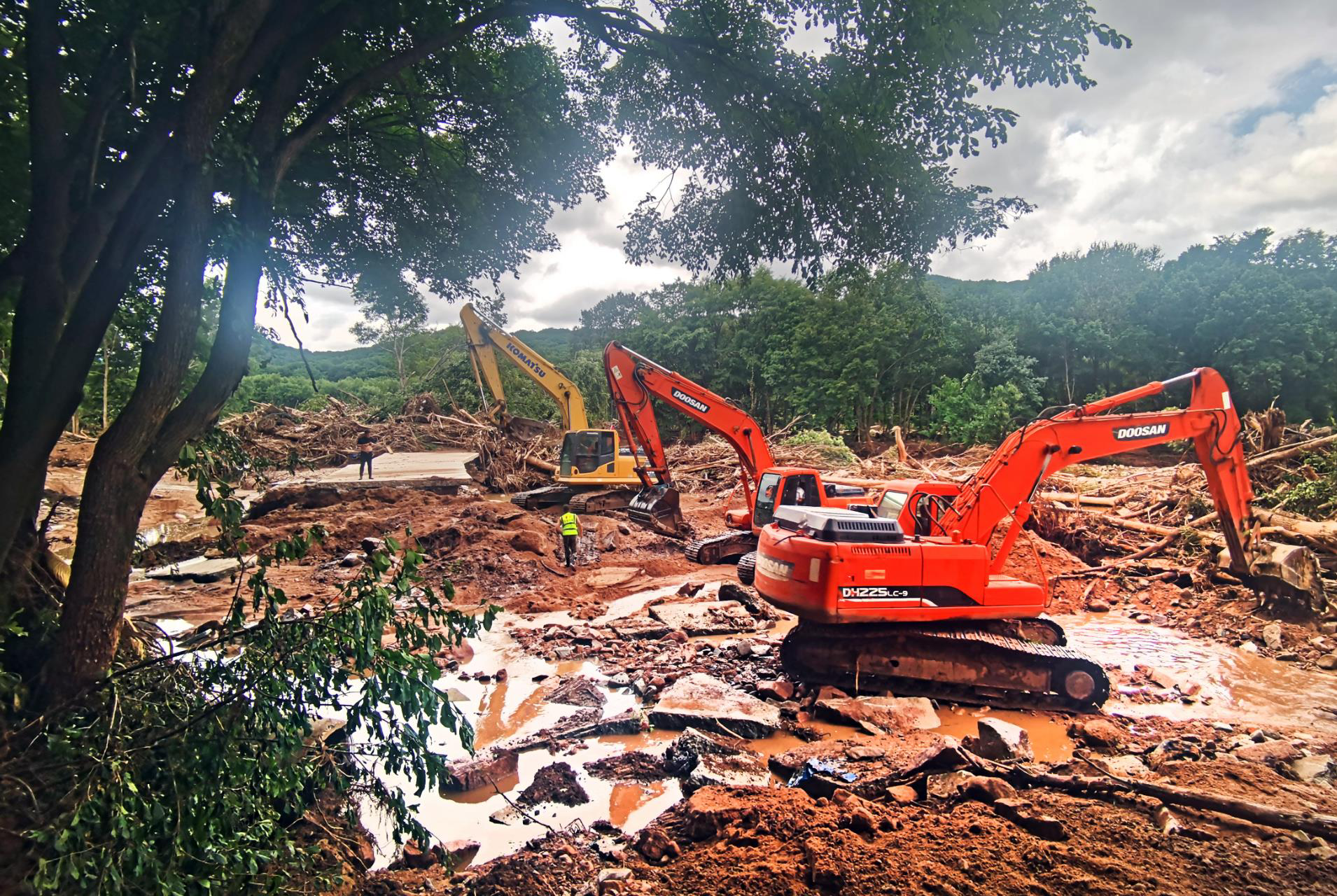 路桥企业鏖战最后三公里 七青线全线贯通