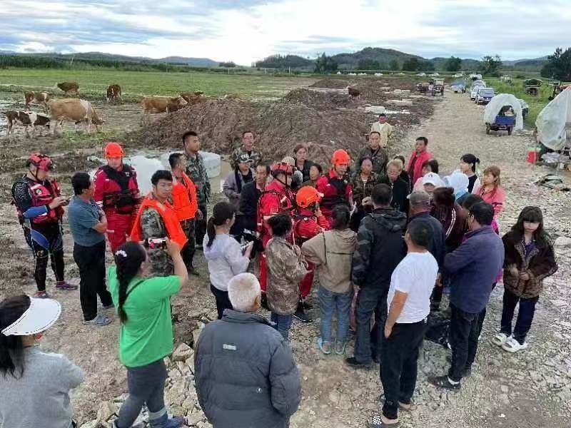 舒兰灾区党员凝聚力量 党旗鼓舞人心