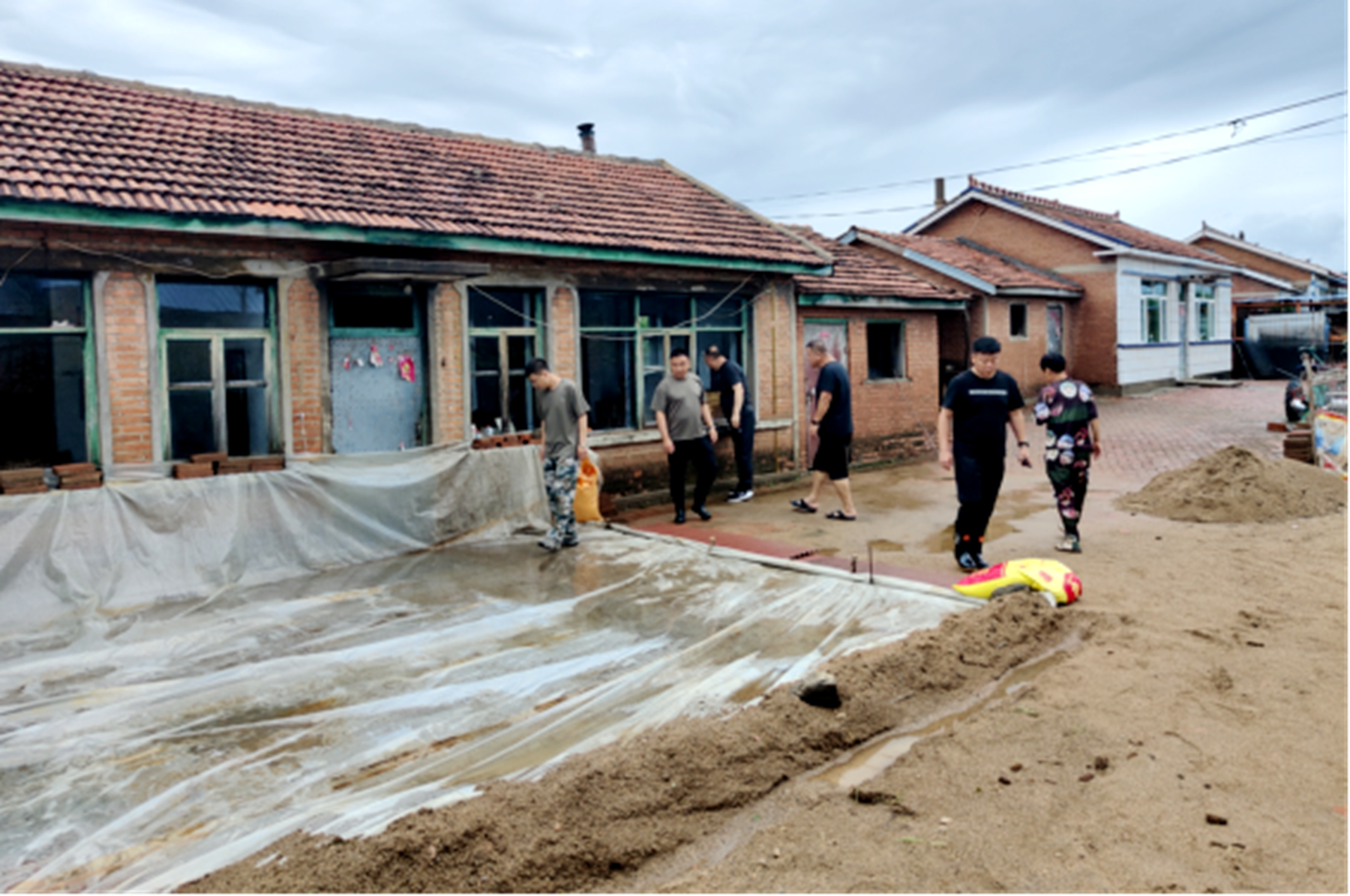 舒兰市七里乡党员干部防汛一线显担当