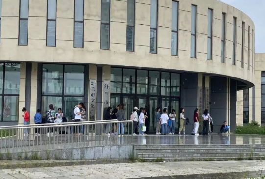 舒兰市图书馆：绿树阴浓夏日长 唯有读书最清凉