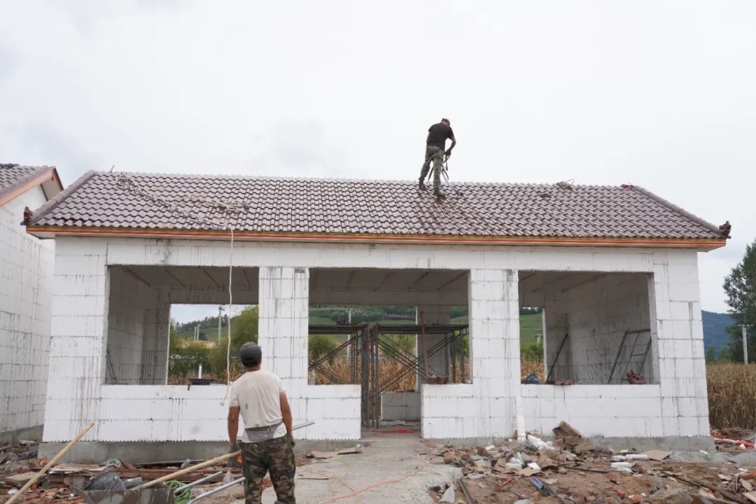 舒兰市开原镇保安村首座EPS模块新型房屋封顶