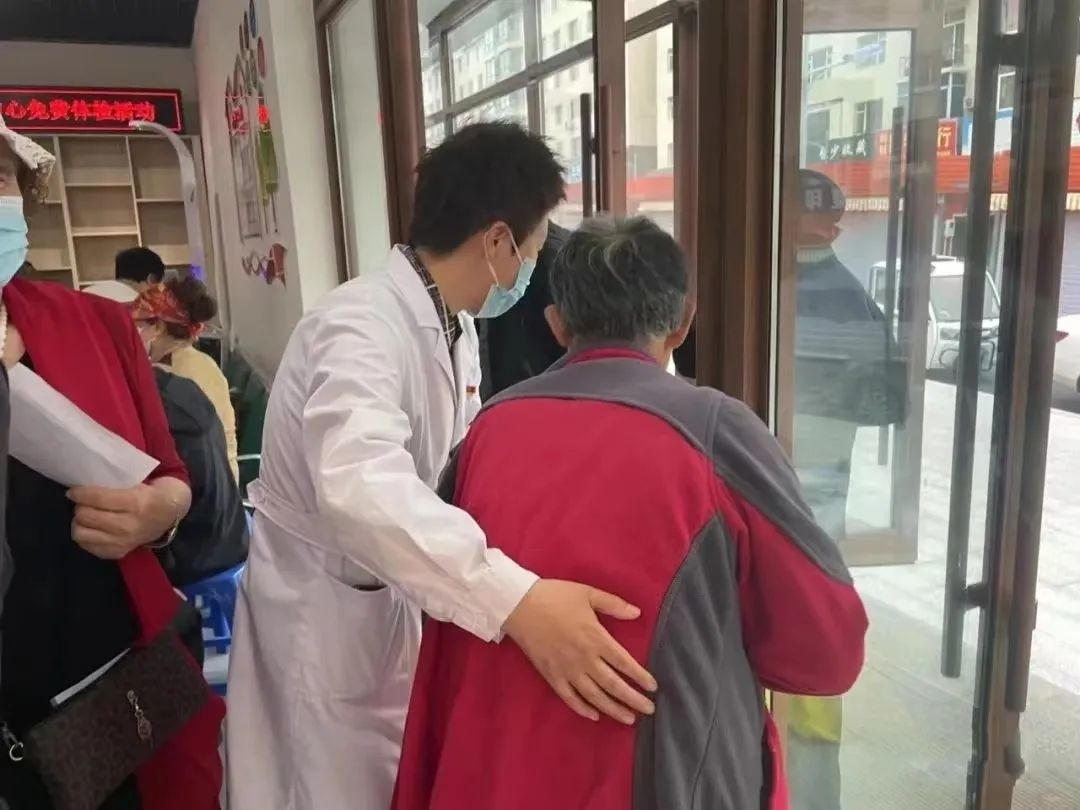 舒兰市医疗健康志愿服务队开展&ldquo;党旗在一线高高飘扬&rdquo;主题党日义诊活动