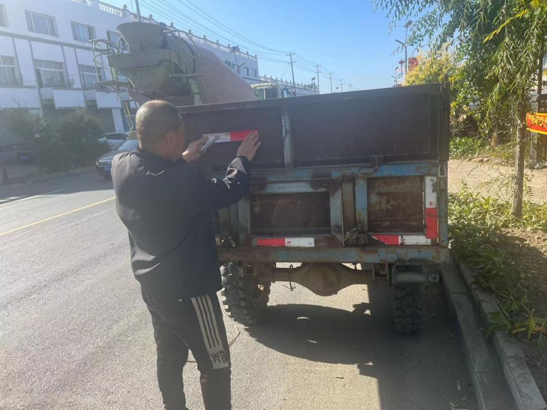 新时代文明实践丨舒兰市水曲柳镇开展农机反光标识粘贴行动