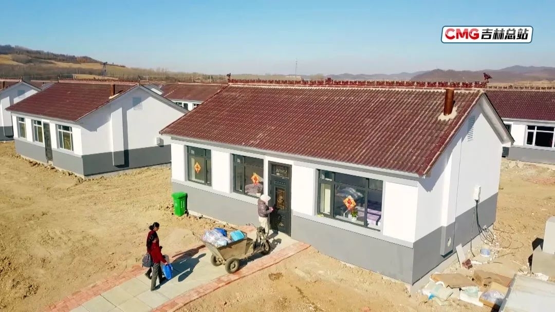 央视新闻客户端丨舒兰灾后重建 入冬前住新房 团圆饭里飘稻香