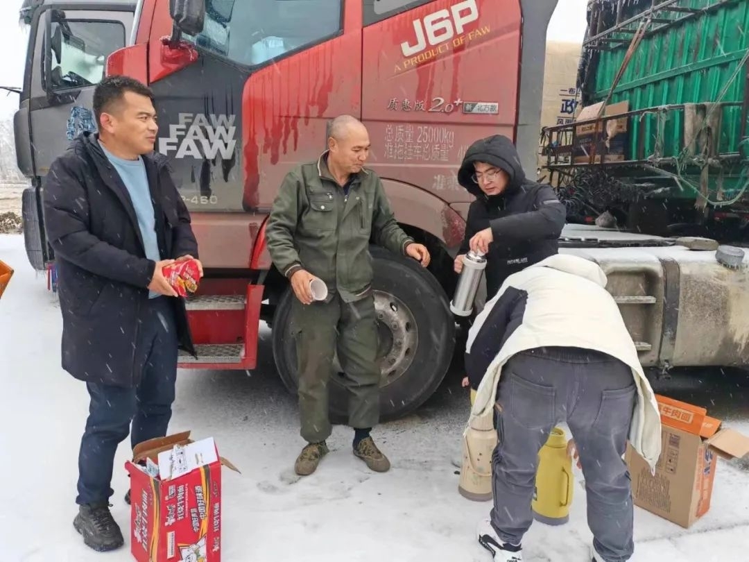 我为群众办实事丨舒兰市水曲柳镇：疏导滞留运粮车 为司机送温暖