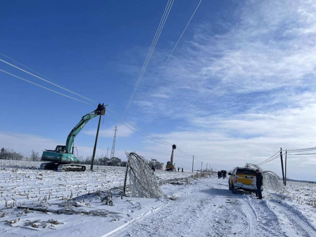 舒兰市法特镇昼夜抢修抗冰雪