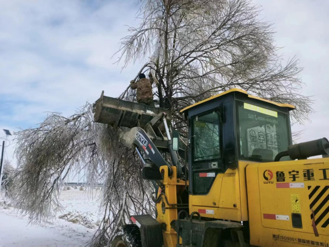 创城进行时丨舒兰市朝阳镇全力清雪保畅通