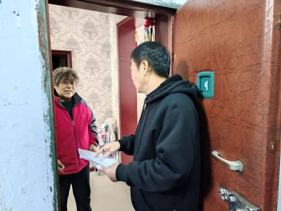 &ldquo;家门口&rdquo;党建丨舒兰市南城街道爱民社区开展红色代跑队&ldquo;敲门行动送平安&rdquo;活动