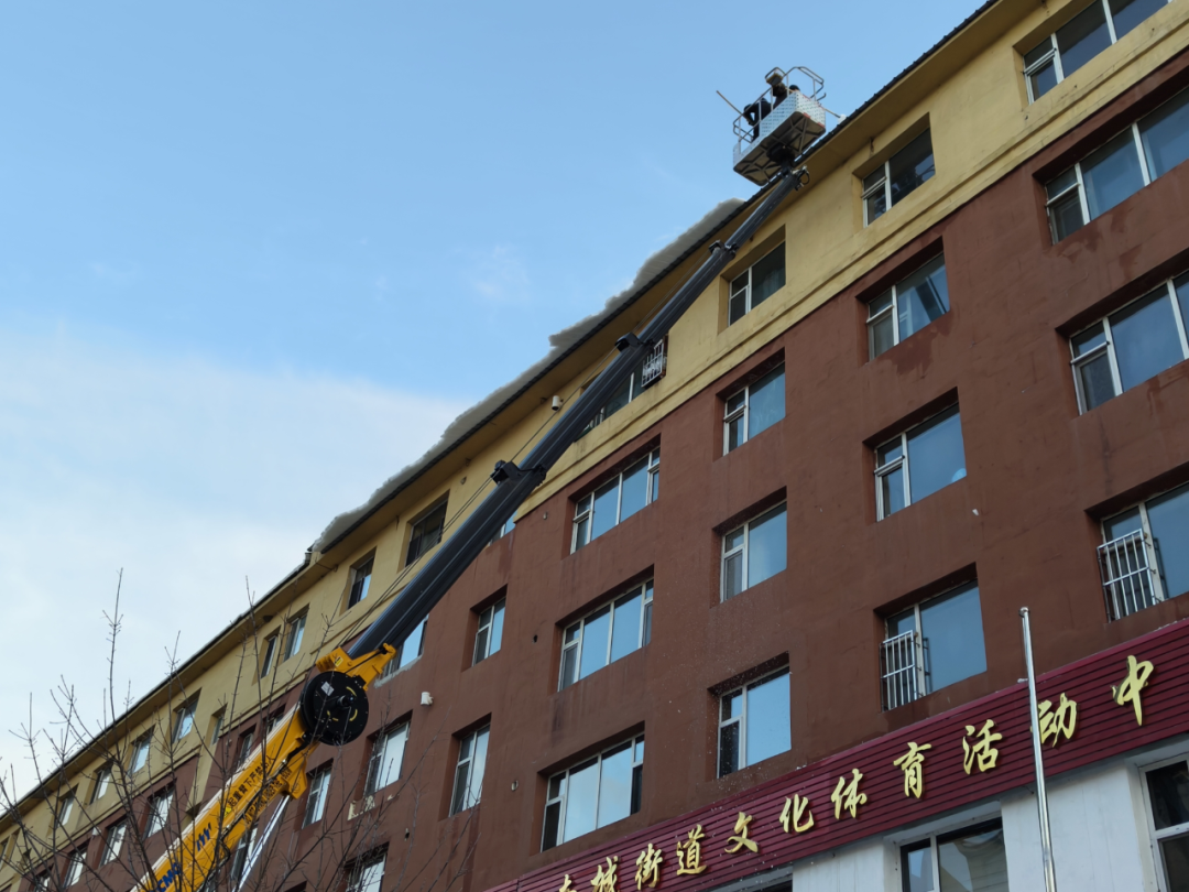 创城进行时丨舒兰市南城街道：清理楼顶积雪冰溜 保障居民出行安全