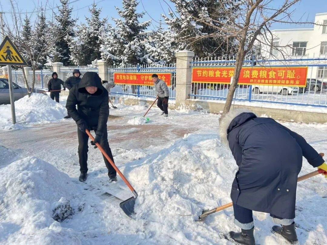舒兰市吉舒街道开展清雪活动