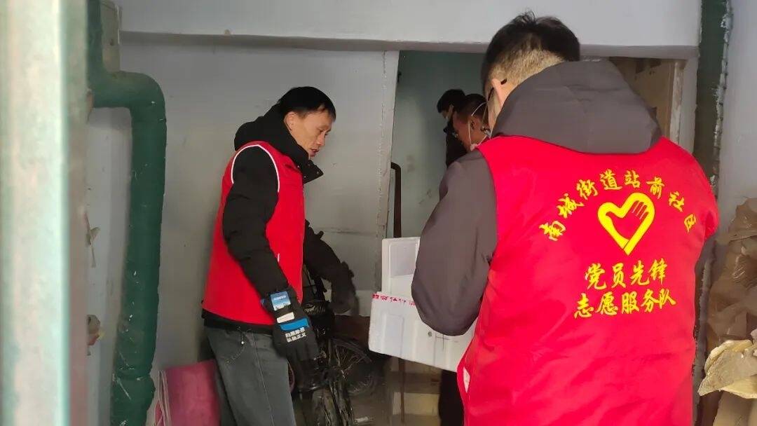 创城进行时丨舒兰市南城街道：清理楼道杂物 守护居民安全